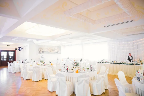 Interior de um restaurante preparado para cerimônia de casamento — Fotografia de Stock