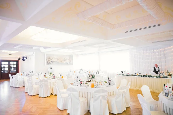 Interior de un restaurante preparado para la ceremonia de boda — Foto de Stock