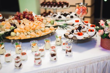 Çeşitli lezzetli tatlılar, yemek fikirleri ve kutlamalarla dolu bir büfe.