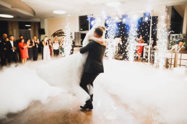 Yeni evli çiftin ilk düğün dansı.