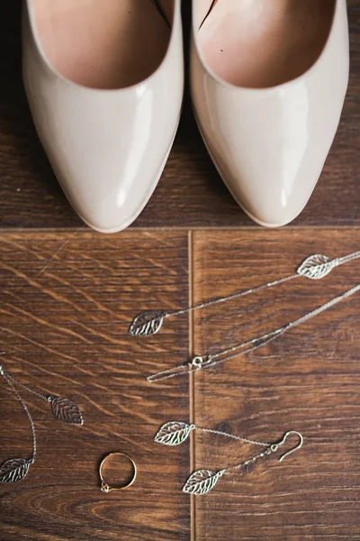 신부들의 웨딩 신발 과 의상 보석 — 스톡 사진