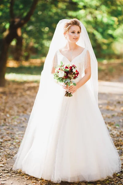 Mariée de luxe, fille posant et souriant avec bouquet — Photo