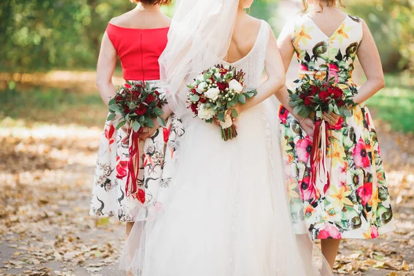 Novia con damas de honor celebrando maravilloso ramo de boda de lujo de diferentes flores en el día de la boda — Foto de Stock