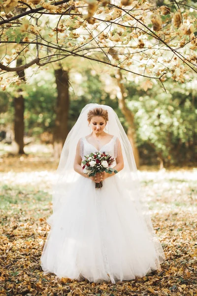 Mariée tenant grand et beau bouquet de mariage avec des fleurs — Photo