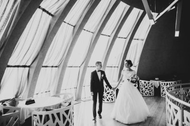 Düğün günü el ele tutuşan çift, damat ve gelin.