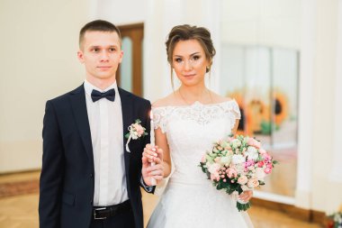 Gelin ve damat kilisede mum tutuyorlar.