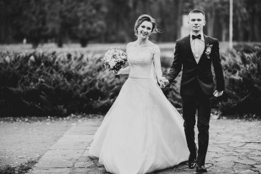 Düğün günü el ele tutuşan çift, damat ve gelin.