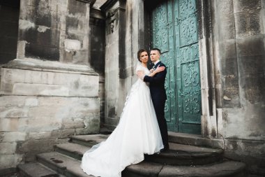 Lüks evli çift, gelin ve damat eski şehirde poz veriyor.