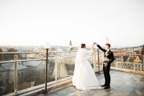 Красива весільна пара танцює на балконі — стокове фото