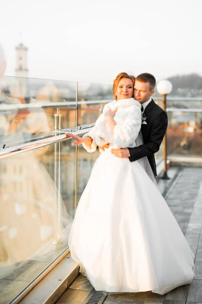Casamento romântico momento, casal de recém-casados sorrindo retrato, noiva e noivo abraçando — Fotografia de Stock