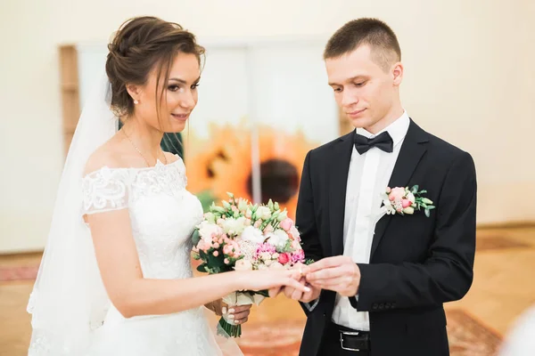 Mireasa şi mirele fac schimb de verighete. Cuplu elegant ceremonie oficială — Fotografie, imagine de stoc