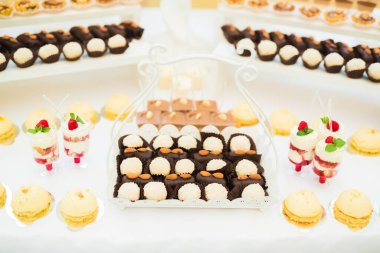 Düğün şekeri büfesinde lezzetli tatlılar, tatlılar, kekler.