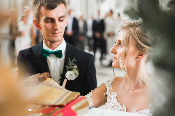 Wedding couple bide and groom get married in a church — Stock Photo, Image