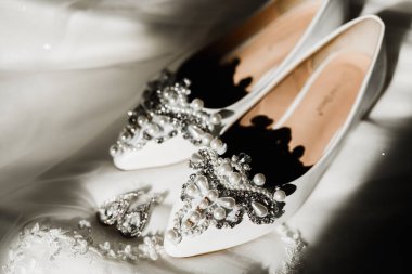 Gelinlerin düğün ayakkabıları ve mücevherleri.