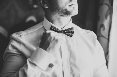 Damat sabah hazırlığı. Yakışıklı adam giyiniyor ve düğüne hazırlanıyor.