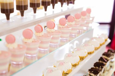 Çeşitli lezzetli tatlılar, yemek fikirleri ve kutlamalarla dolu bir büfe.