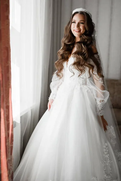 豪華な喜びのメイクアップと髪型と羽でファッションウェディングドレスを身に着けている美しい花嫁、スタジオ屋内写真撮影 — ストック写真