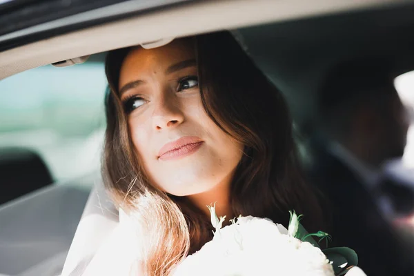 Bela noiva sentada no carro retro de luxo no dia do casamento — Fotografia de Stock