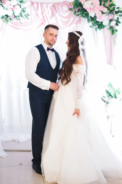 Romantický svatební okamžik, pár novomanželů, usmívající se portrét, objímání nevěsty a ženicha — Stock fotografie