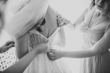 Gelinlikteki nedimelerin elleri. Düğün konseptinde mutlu evlilik ve gelinler.