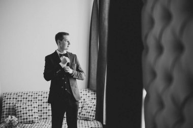 Güzel adam, damat poz veriyor ve düğüne hazırlanıyor.