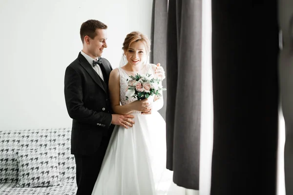 Momento de boda romántico, pareja de recién casados sonriendo retrato, novia y novio abrazándose — Foto de Stock