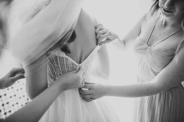 Ręce druhen na sukni ślubnej. Szczęśliwego małżeństwa i panny młodej w dniu ślubu koncepcji — Zdjęcie stockowe