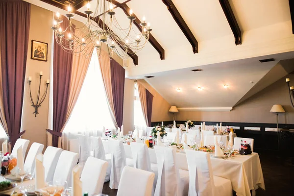 Interior de un restaurante preparado para la ceremonia de boda —  Fotos de Stock