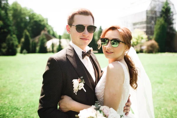 Casal de casamento feliz noiva e noivo sorrindo em óculos de sol na natureza — Fotografia de Stock