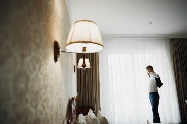 Damat sabah hazırlığı. Yakışıklı adam giyiniyor ve düğüne hazırlanıyor.