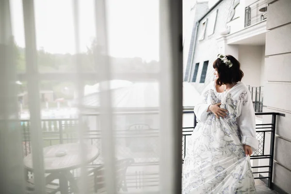 Retrato de noiva bonita com véu de moda na manhã do casamento — Fotografia de Stock