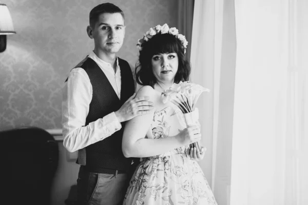 Ρομαντικές γαμήλιες στιγμές, ζευγάρι νεόνυμφων χαμογελαστό πορτρέτο, νύφη και γαμπρός αγκαλιάζει — Φωτογραφία Αρχείου