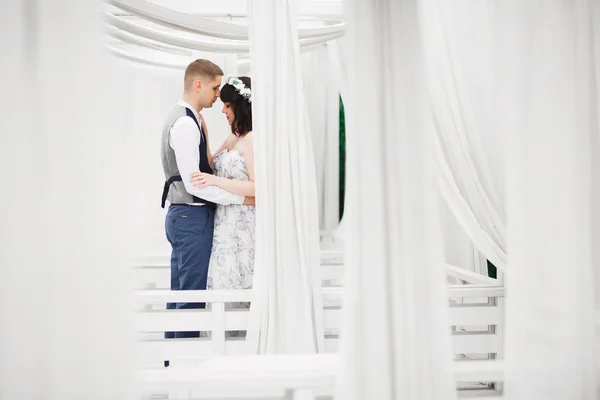 Saat pernikahan romantis, sepasang pengantin baru tersenyum potret, pengantin dan laki-laki memeluk — Stok Foto