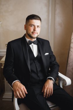 Genç ve yakışıklı bir adam iş toplantısından sonra bir otelde dinleniyor.