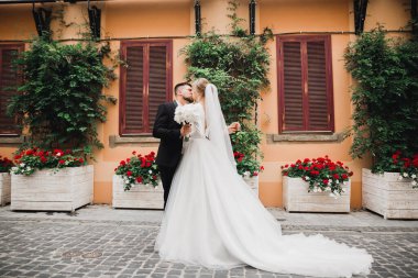 Lüks evli çift, gelin ve damat eski şehirde poz veriyor.