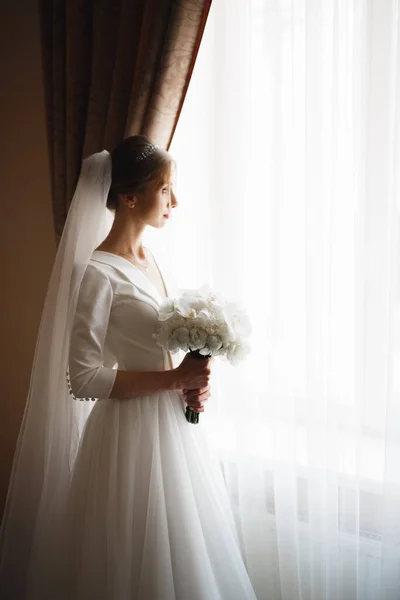 Retrato de una hermosa novia de moda, dulce y sensual. Maquillaje de boda y cabello — Foto de Stock