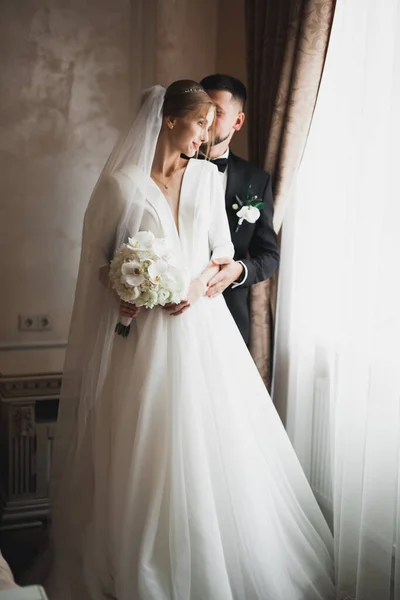 Romantisch huwelijksmoment, paar pasgetrouwden glimlachend portret, bruid en bruidegom knuffelen — Stockfoto