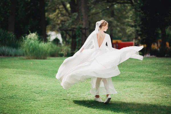 Hermosa novia posando en vestido de novia al aire libre — Foto de Stock