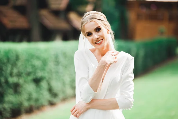 Belle mariée de luxe en robe blanche élégante — Photo