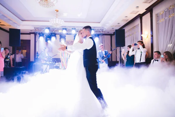 美しい結婚式のカップルちょうど結婚し、彼らの最初のダンスを踊る — ストック写真
