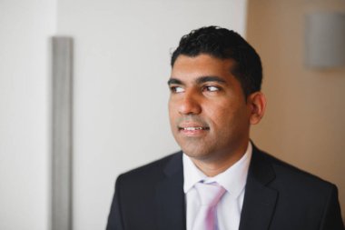 Genç ve yakışıklı bir adam iş toplantısından sonra bir otelde dinleniyor.