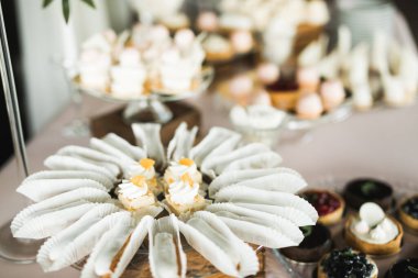 Çeşitli lezzetli tatlılar, yemek fikirleri ve kutlamalarla dolu bir büfe.