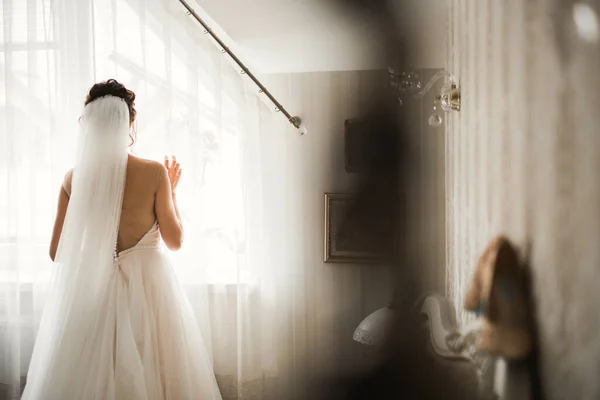 Magnifique mariée en robe posant et se préparant pour la cérémonie de mariage visage dans une chambre — Photo