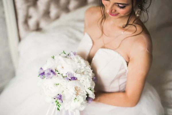 Splendida sposa in accappatoio in posa e preparazione per la cerimonia di nozze faccia in una stanza — Foto Stock