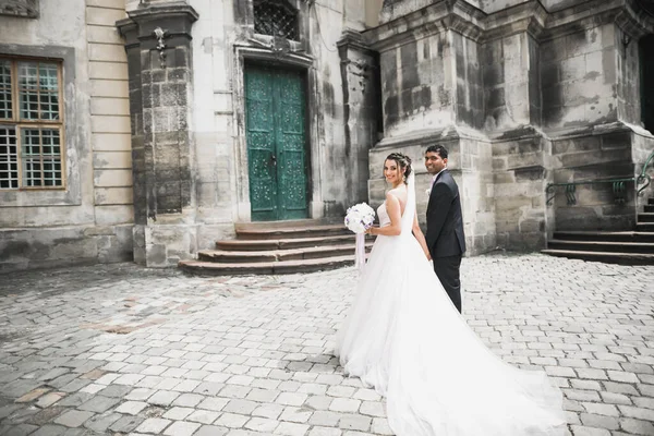 Preciosa pareja feliz de pie cerca el uno del otro y mirando a los ojos —  Fotos de Stock