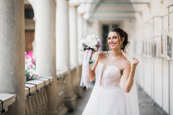 Nevěsta drží velké a krásné svatební kytice s květinami — Stock fotografie