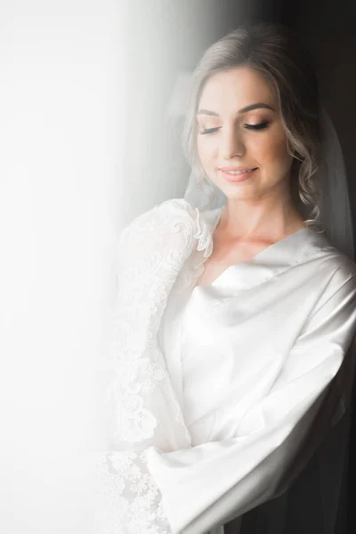 Novia de lujo en vestido blanco posando mientras se prepara para la ceremonia de boda — Foto de Stock