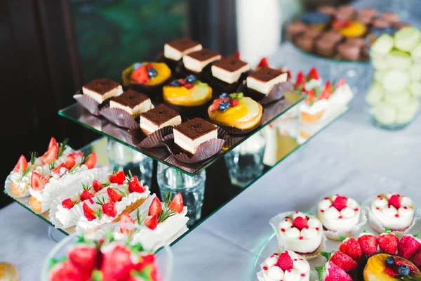 Bufet s různými lahodnými sladkostmi, nápady na jídlo, oslavy — Stock fotografie