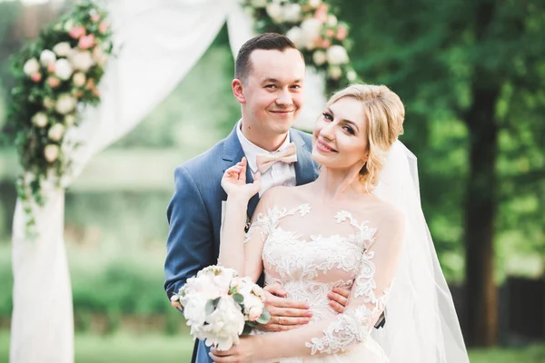 Casamento romântico momento, casal de recém-casados sorrindo retrato, noiva e noivo abraçando — Fotografia de Stock