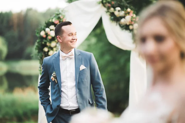 Romantischer Hochzeitsmoment, Brautpaar lächelt Porträt, Braut und Bräutigam umarmen sich — Stockfoto